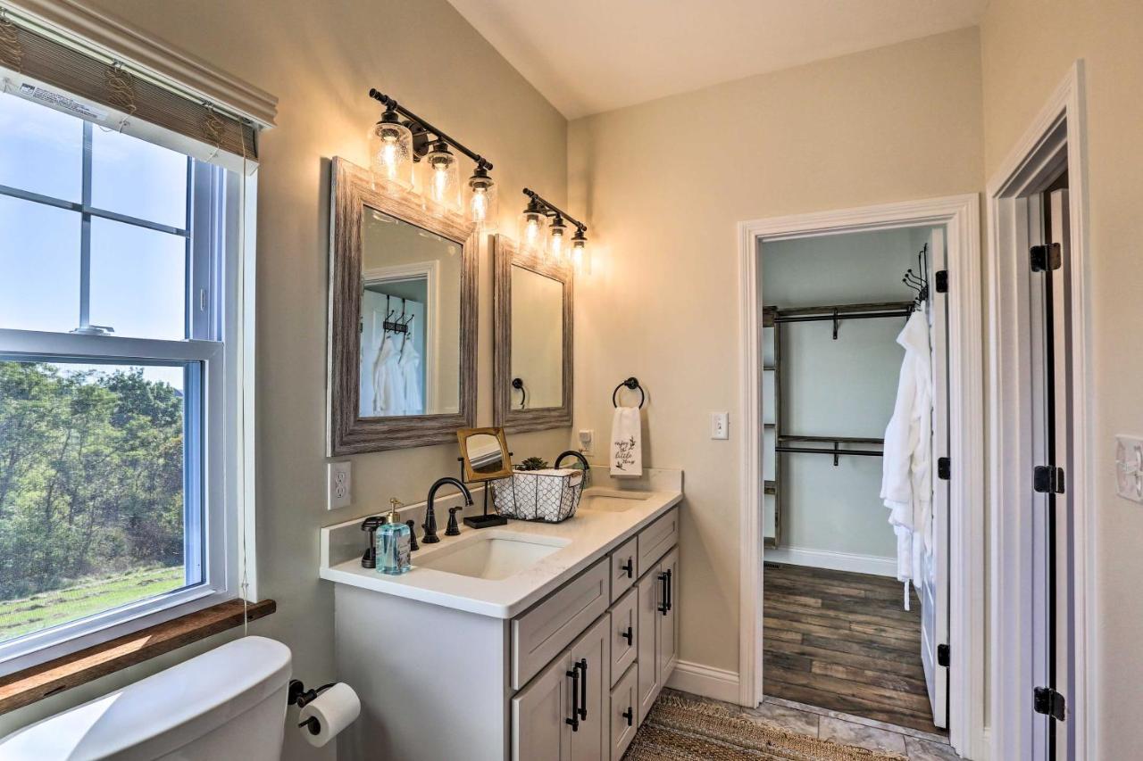 Villa Chic Williamstown Retreat With Pool And Hot Tub! Exterior foto